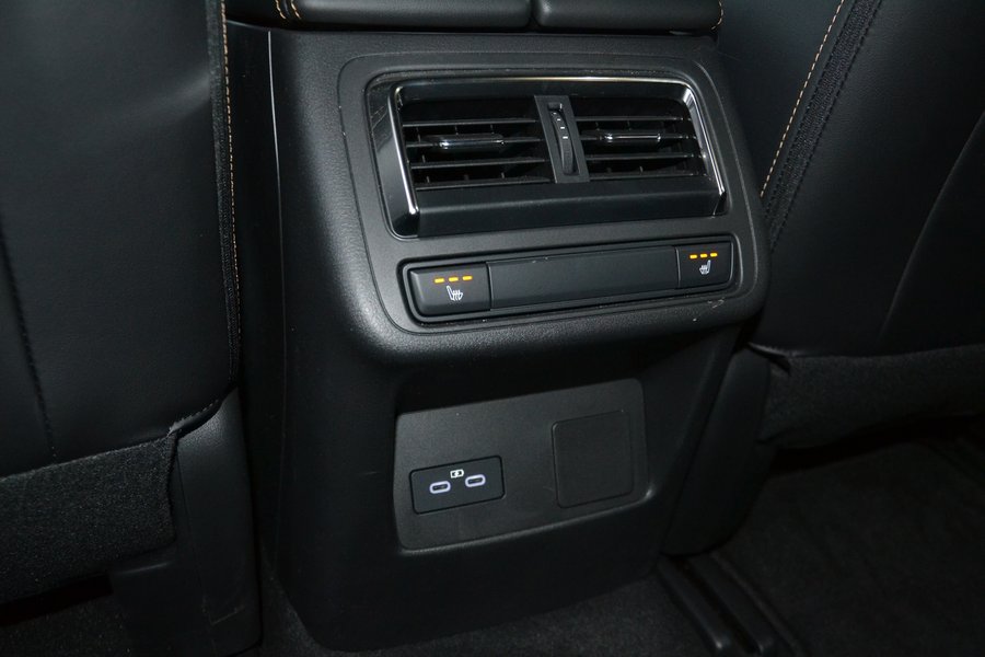 У задніх пасажирів є підігрів та USB-порти