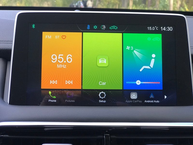 На тлі спокійного підсвічування та чіткої графіки піктограм кнопок та приладового щитка, дисплей на торпедо виглядає надто яскравим