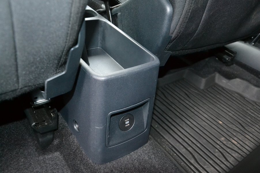 Для задніх пасажирів встановили USB-порти