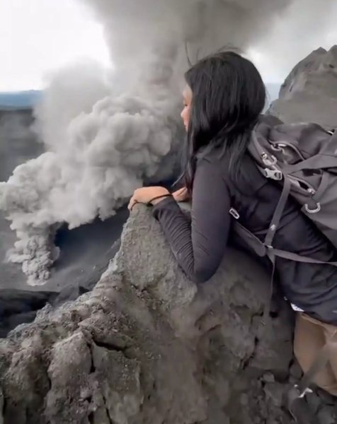 Туристка, вулкан, действующий вулкан, туристка рискнула жизнью, могло убить, вулкан Дуконо, опасный трюк, опасно для жизни