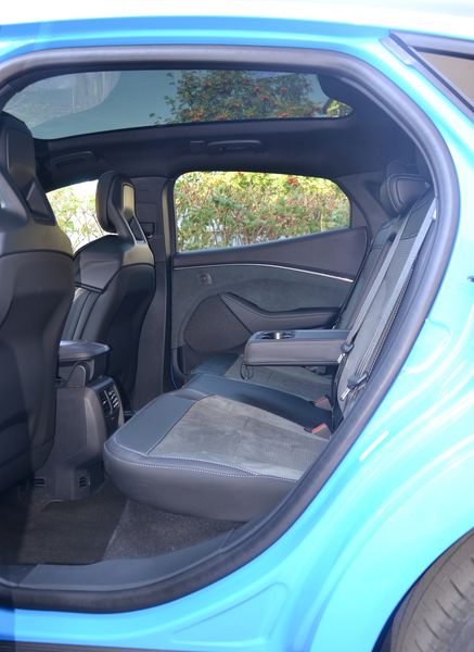 задние сиденья Ford Mustang Mach-E, новый Ford Mustang Mach-E, электромобиль Ford Mustang, кроссовер Ford Mustang