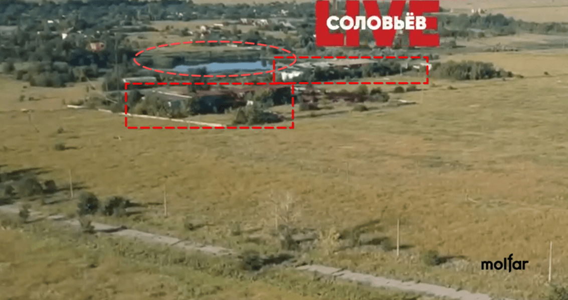 Скриншот: дві будівлі й озеро