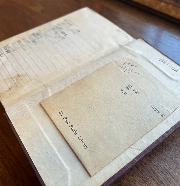 Книгу вернули в библиотеку спустя 100 лет, знаменитые композиторы, артефакт, хранение книги, пережила пожар, уцелела в огне