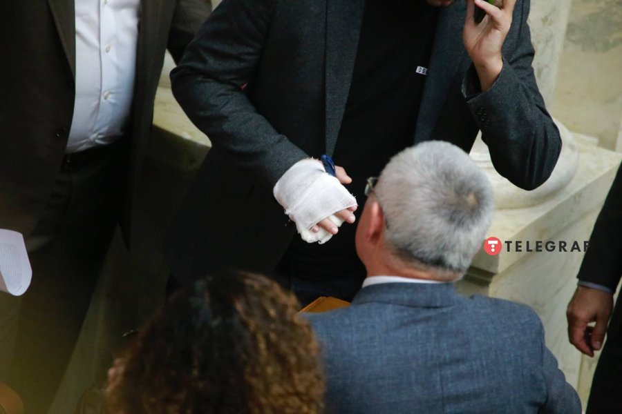 Арахамия, рука