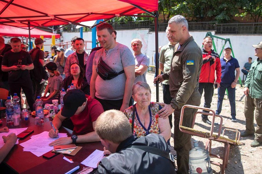 обстрел киева 30 мая, клико смотрит разрушения, разрушенный дом в киеве