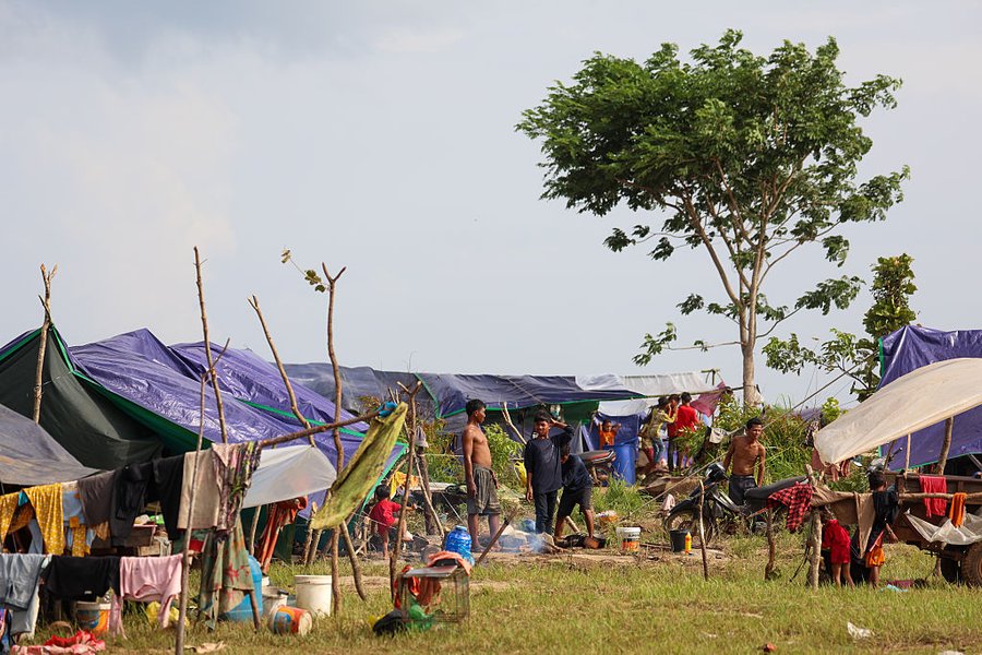 Близько 300 тисяч людей по обидва боки кордону змушені були евакуюватися. Біженців розмістили в наметових містечках або просто в храмах