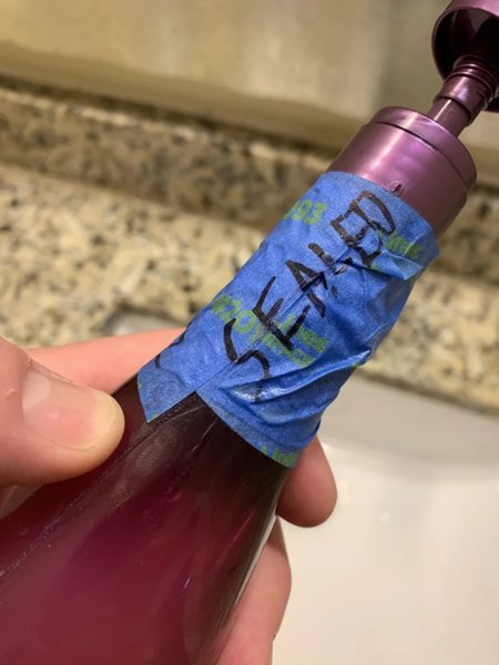 Жидкое мыло, мойка, умывальник, раковина, запечатанный предмет, съемная квартира, флакон мыла, бутылка с мылом, мыло, аренда жилья