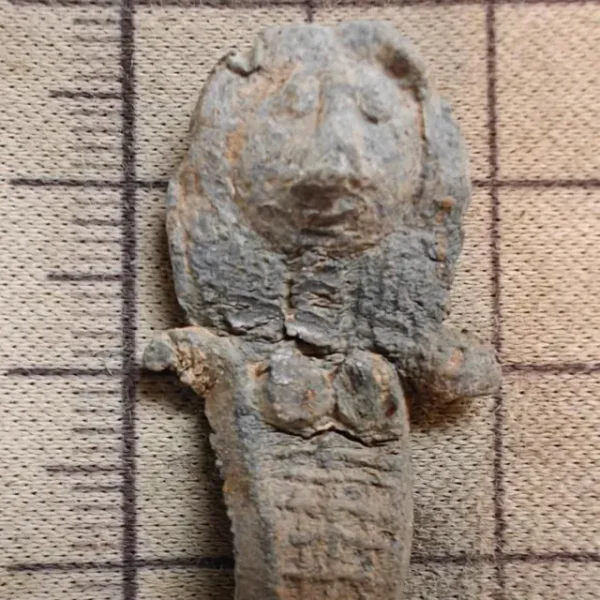 чоловік знайшов древню ляльку