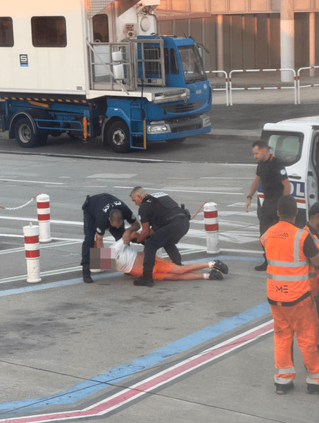 Пасажир літака, затримання