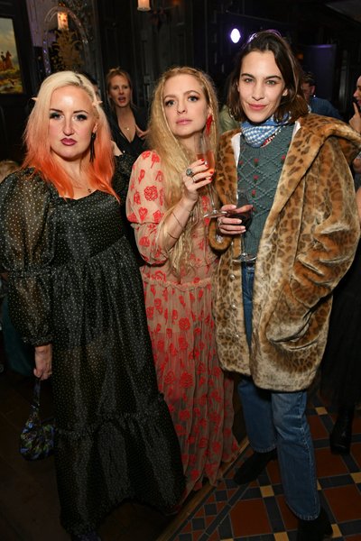 Алекса Чанг, модный образ, шубка тедди, бабушкин шик