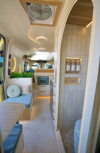 24-летняя девушка сделала из микроавтобуса роскошный домик на колесах ...