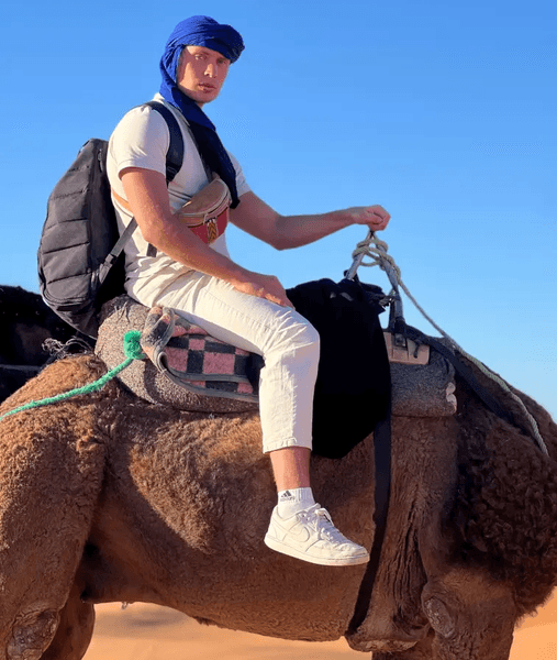 Находчивый турист, парень посетил 18 стран, жил в пещерах, спал в палатке, доил коровы ради жилья, фермерская жизнь, находчивый турист