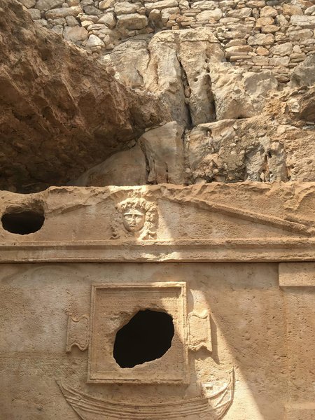 Наследие предков. Саркофаги в Олимпосе варварски разбиты грабителями