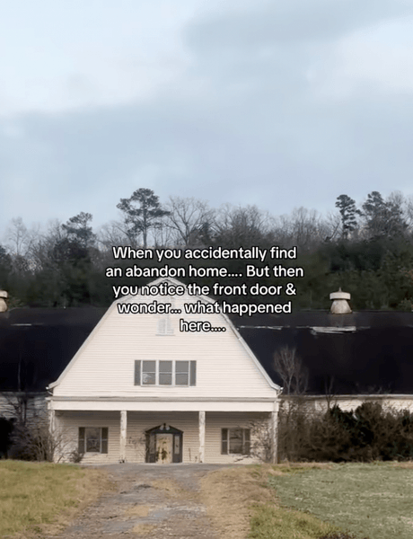 Покинутий будинок із "кривавими" плямами на дверях став вірусним