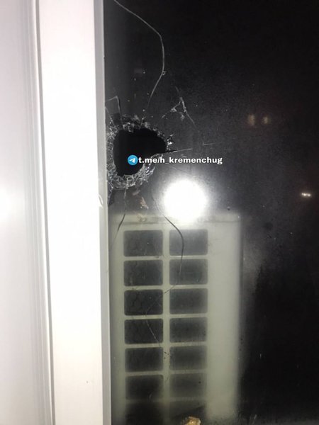 Розбите скло після прольоту кулі
