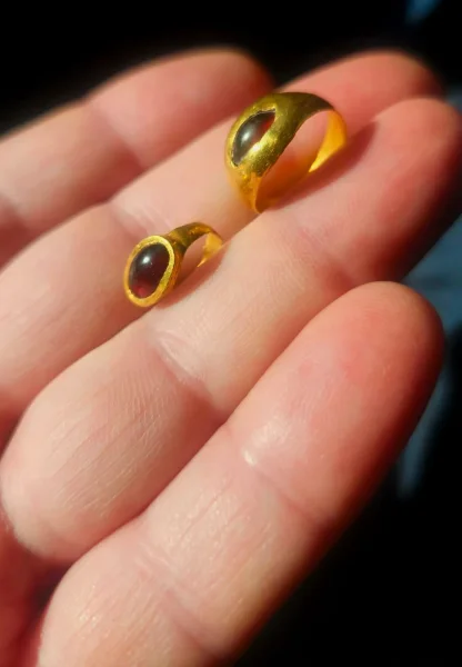 золотий перстень рука прикраса