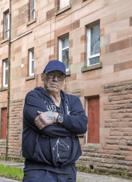 Заброшенный жилой квартал, заброшенный дом, жилой комплекс, снос дома, в доме живут люди, дом под снос. город-призрак