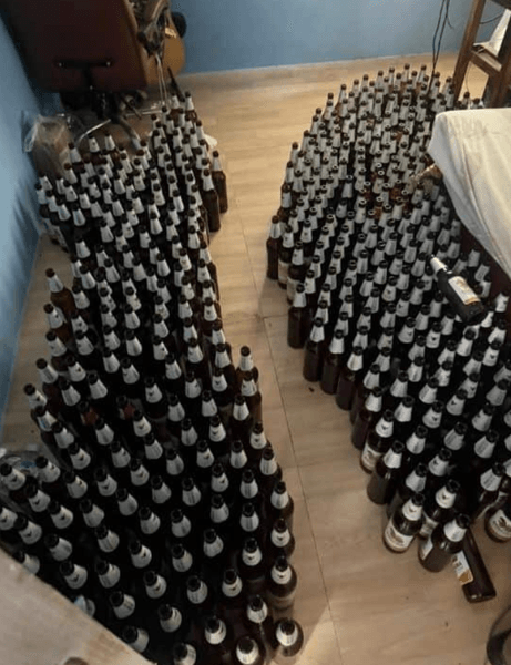 Пустые бутылки из-под пива в квартире