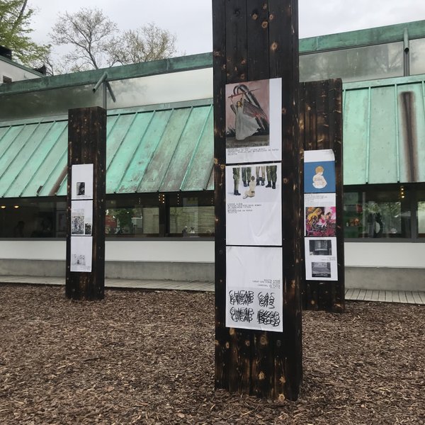 Piazza Ukraina в Джардіні. На дерев'яних панелях принти робіт українських художників, зроблені за перші місяці війни. Автор центральної конструкції — Дана Косміна