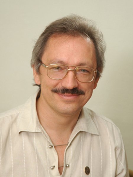 

Алексей Греков: "Почему родителям кажется, что кто-то может научить их ребенка математике только потому, что учился этому пять лет в университете? Может, он плохо там учился, ненавидит эту математику и вообще пошел преподавать от безысходности"
