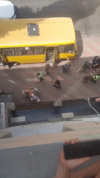 сутичка громадян з військовими 2 серпня Бійка в Одесі з ТЦК, 2 серпня, жінка, військові, сутичка, бійка