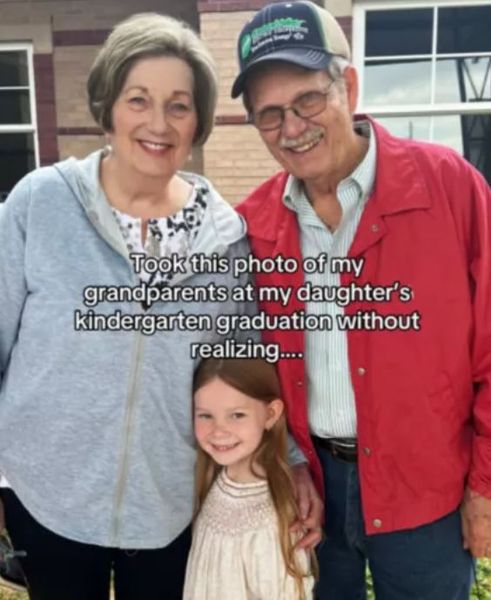 Мама зробила фото своєї дочки з родичами, прабабусею і прадідусем, а потім побачила щось незвичне