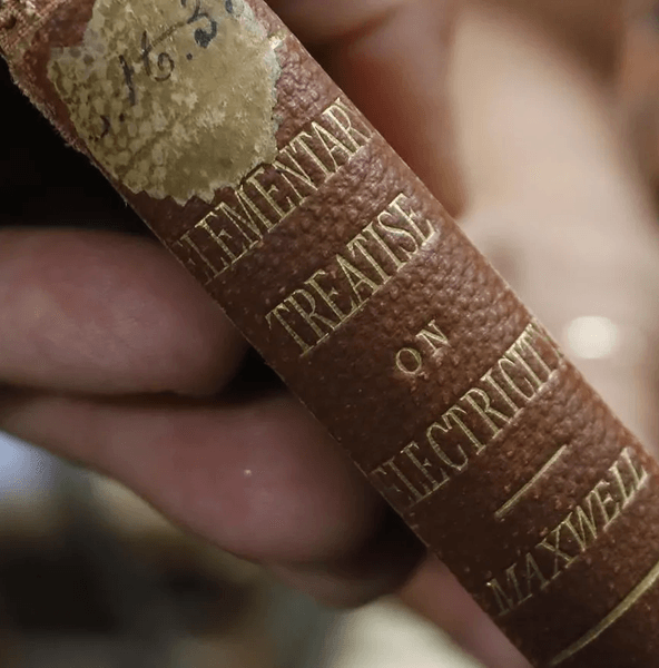 Книгу повернули через 119 років, книга, бібліотека, науковий трактат, фізик, Джеймс Максвелл, науковий текст