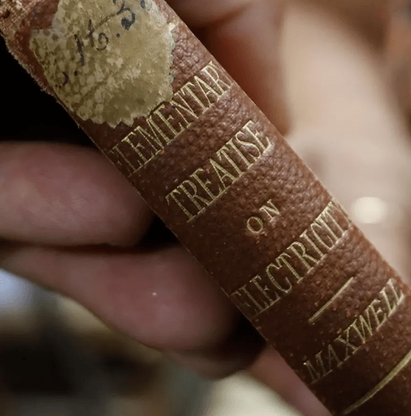 Книгу повернули через 119 років, книга, бібліотека, науковий трактат, фізик, Джеймс Максвелл, науковий текст