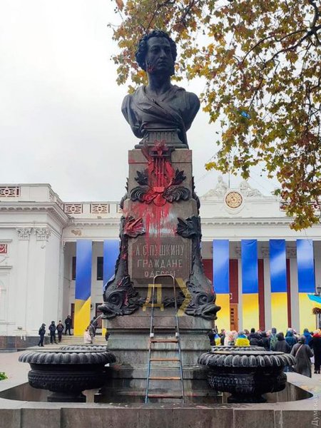 Пам'ятник Пушкіну в Одесі облили фарбою