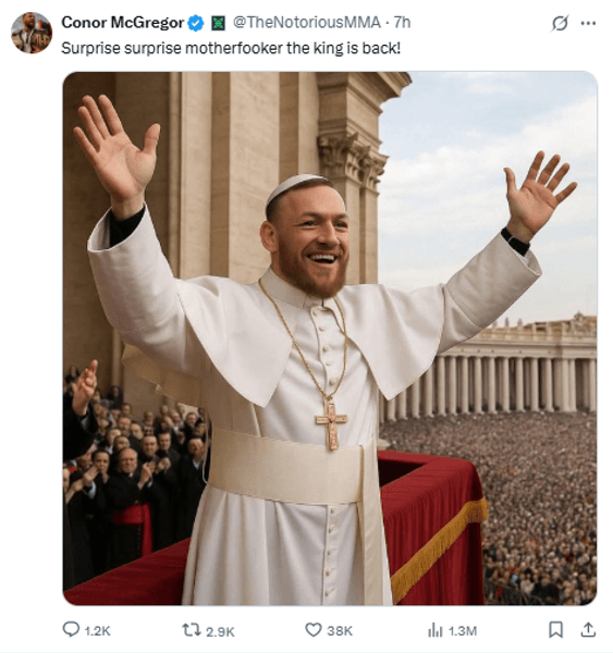 МакГрегор в образі Папи Римського