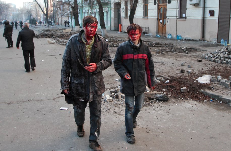 18 февраля 2014 года. Мирное наступление. План прост: продемонстрировать власти, что мирные протесты актуальны. Но о мире вскоре пришлось забыть — на улице Грушевского погибают 22 активиста и пятеро правоохранителей, горит офис Партии регионов и вспыхивает Дом профсоюзов.