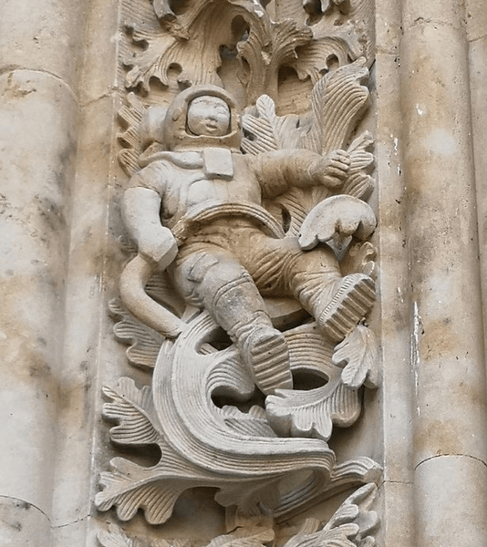 Статуя космонавта, снимок их прошлого, специалисты NASA, теория относительности, будущее, церковь, собор