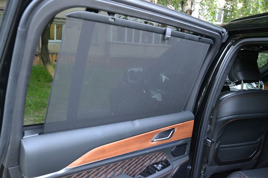 Задние окна дополнили шторками