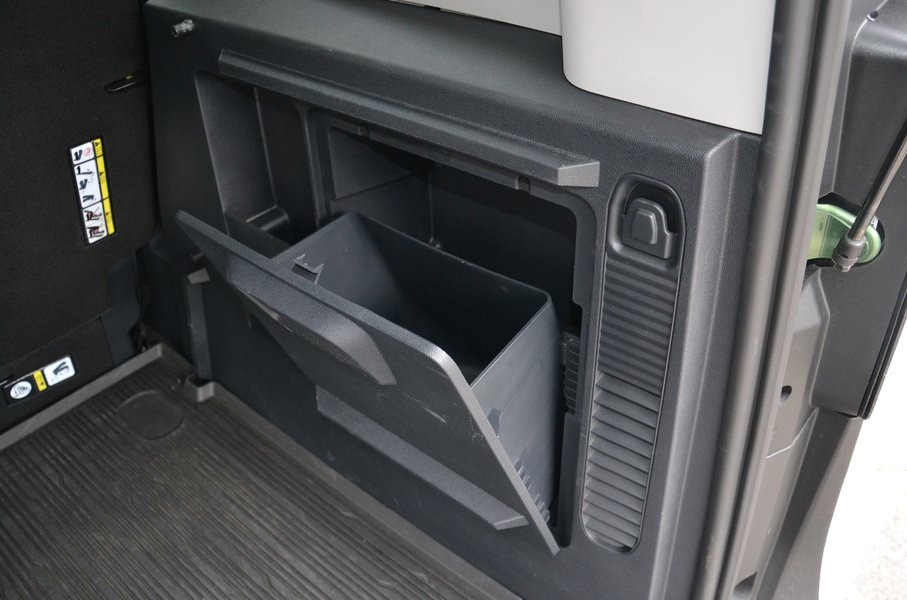 У багажнику є невеликі відділи для дрібних речей