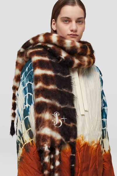 модный шарф, модные тренды, шарф с логотипом, тренды 2022, тренды осень 2022