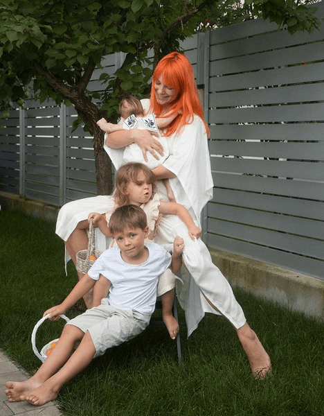 Светлана Тарабарова, дети, дерево, забор