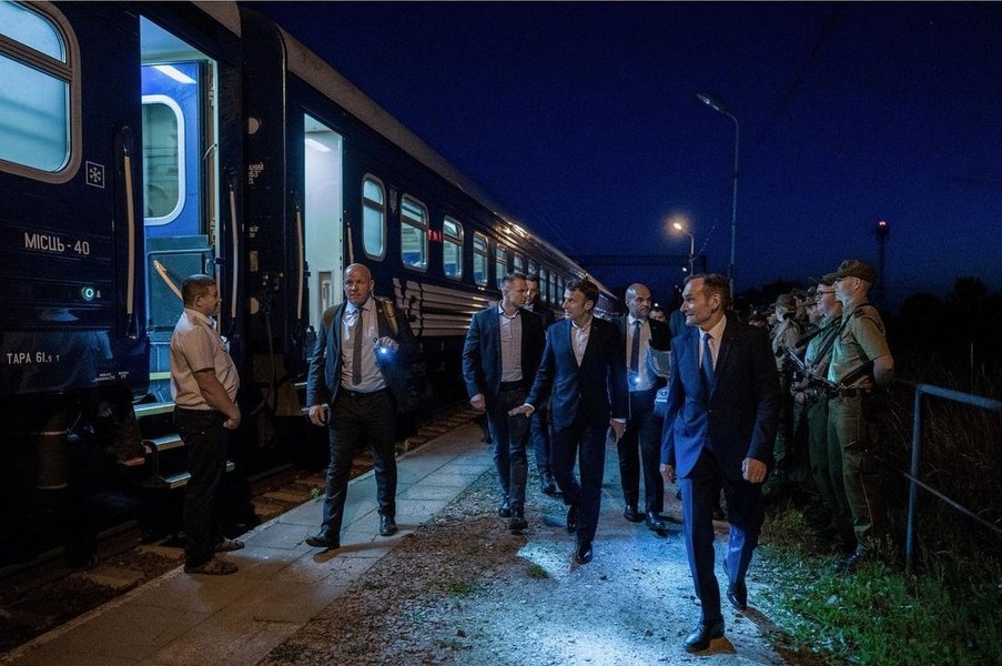макрон в украине, эмманюэль макрон, поезд, украина