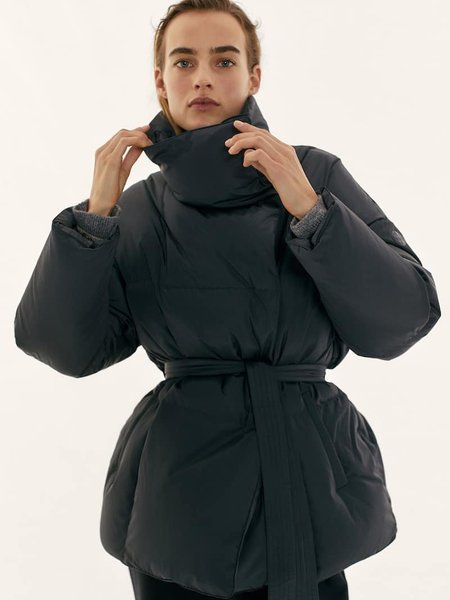 пуховик с поясом, модный пуховик, тренды сезона, тренды зимы 2021, пуховик на зиму