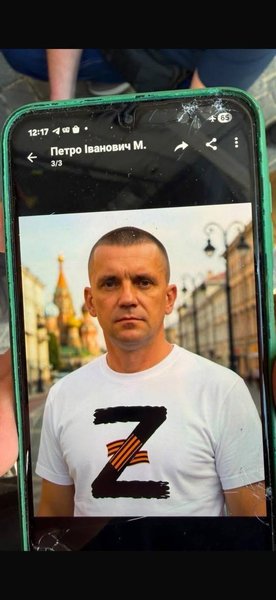 Россияне с помощью ИИ создали фото Оболенского на фоне Кремля в футболке с российской символикой.