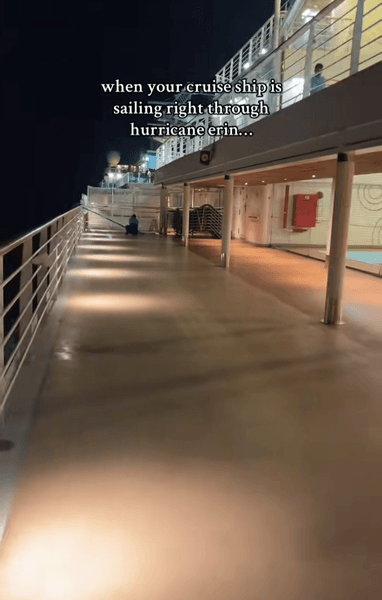Круизный лайнер Carnival Venezia попал в ураган "Эрин" взволновав этим пассажиров
