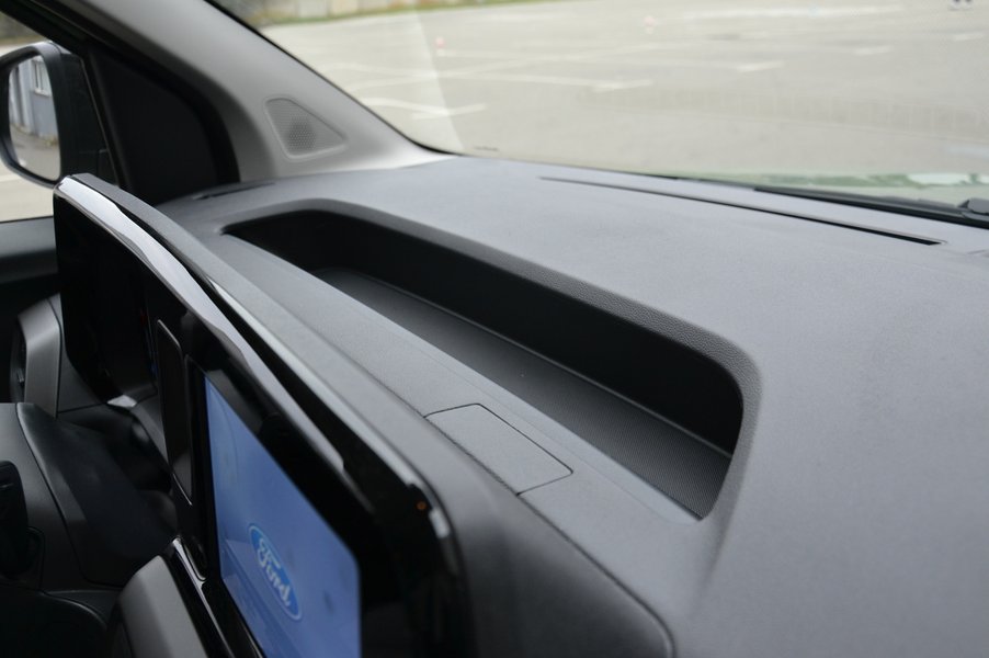 Невелика ніша є в передній панелі