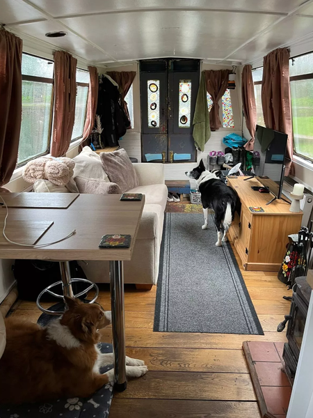 Човен став житлом для пари пенсіонерів, ремонт човна до та після, житло, нерухомість, туризм, подорожі