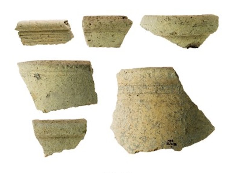 Значительное количество фрагментов египетской и греческой керамики было найдено в слое, датированном концом VII века до н. э.