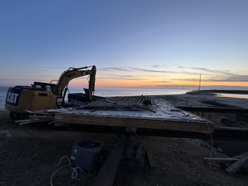 Рішення про знесення було ухвалене після серії штормів, які призвели до сильної ерозії ґрунту та пошкодження об'єкта нерухомості Будинок мільярдера Баррі Стернліхта знесено, фото та відео, нерухомість, житло, бульдозери, стихія