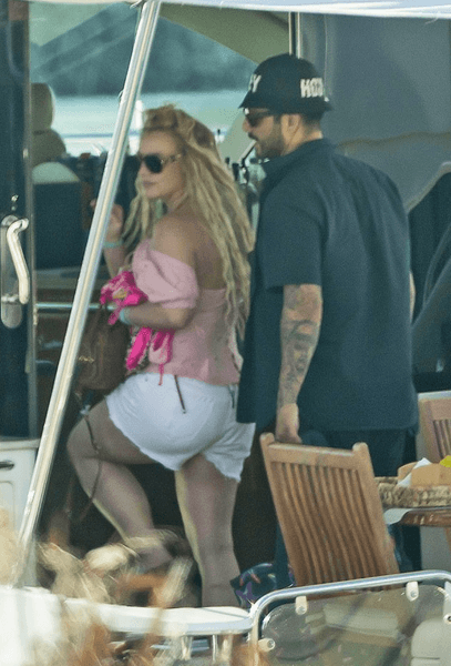 Брітні Спірс із загадковим чоловіком