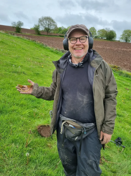 Золотая застежка, находка, уникальная вещь, охотник за сокровищами, артефакт, ценные вещи, фото, Великобритания