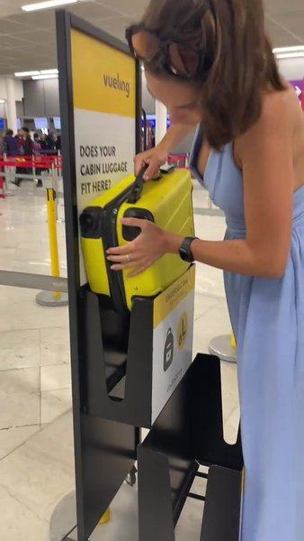 Женщина с багажом в аэропорту