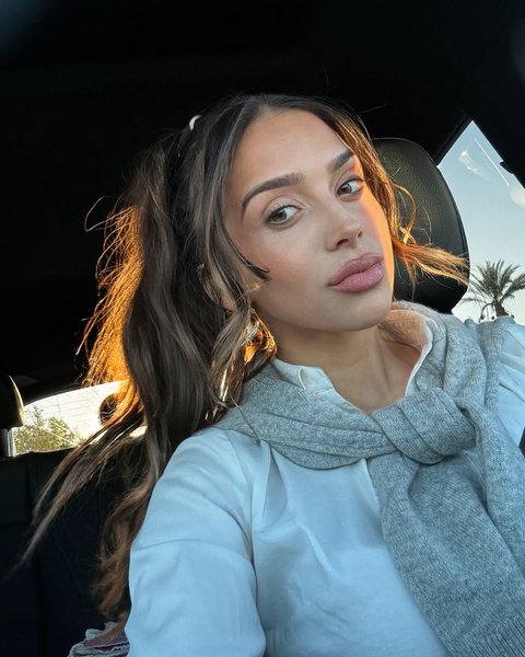 Белла Мари в машине