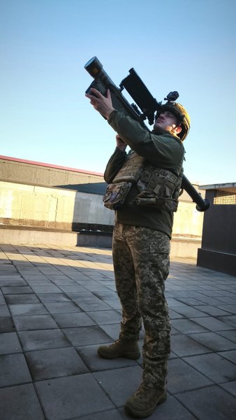 Боєць ППО Денис "Пудж" працює із "Стінгером"