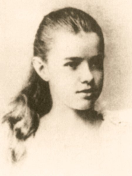 

Старая фотография. Катя Десницкая — гимназистка с косой, когда-то очаровавшая Константина Паустовского
